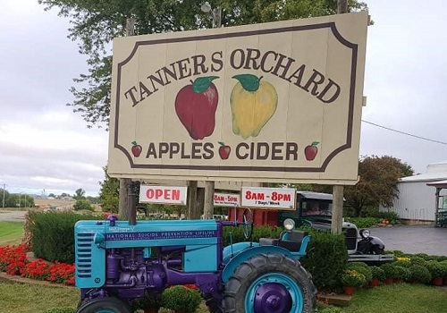 The sign to Tanners Orchard, where guests can go for Apple Picking near Ottawa IL